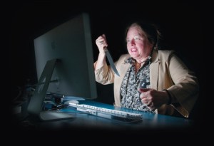 עובדת ממורמרת. כל משרד צריך אחת כזו