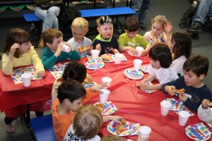 "ילדים, מי שיאכל יפה יקבל  שקית הפתעה בצורת ראש"