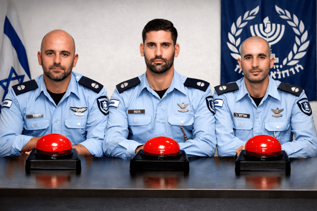 שלושה סוהרים מוציאים להורג